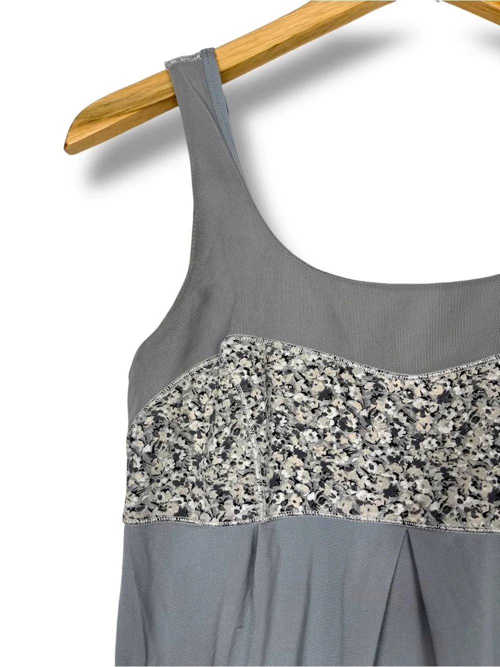 Lululemon Elevate Mesh Tank Y2K Petite Fleur Silver Grey 6 Bubble Hem LogoCharm